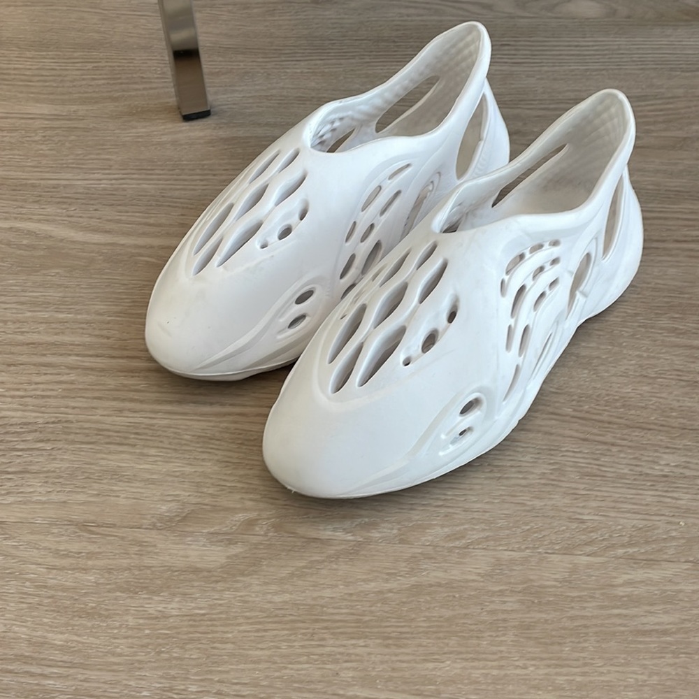 Yeezy foam runnr-esque //